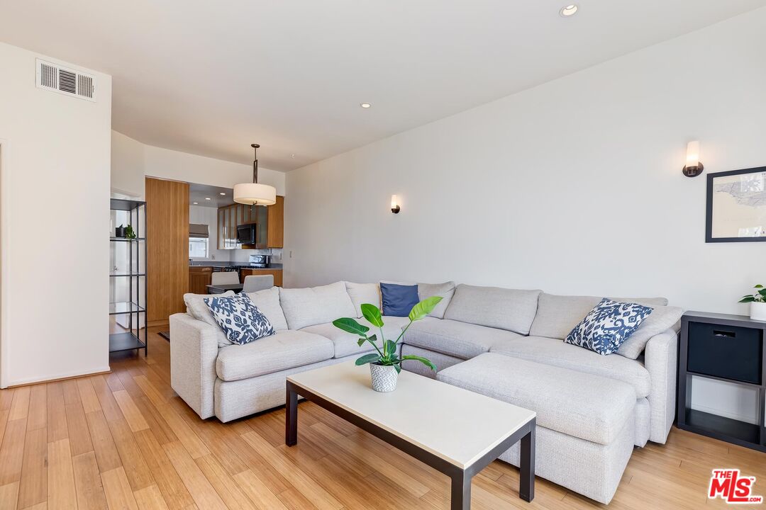 1060 Everett Pl Unit: 5