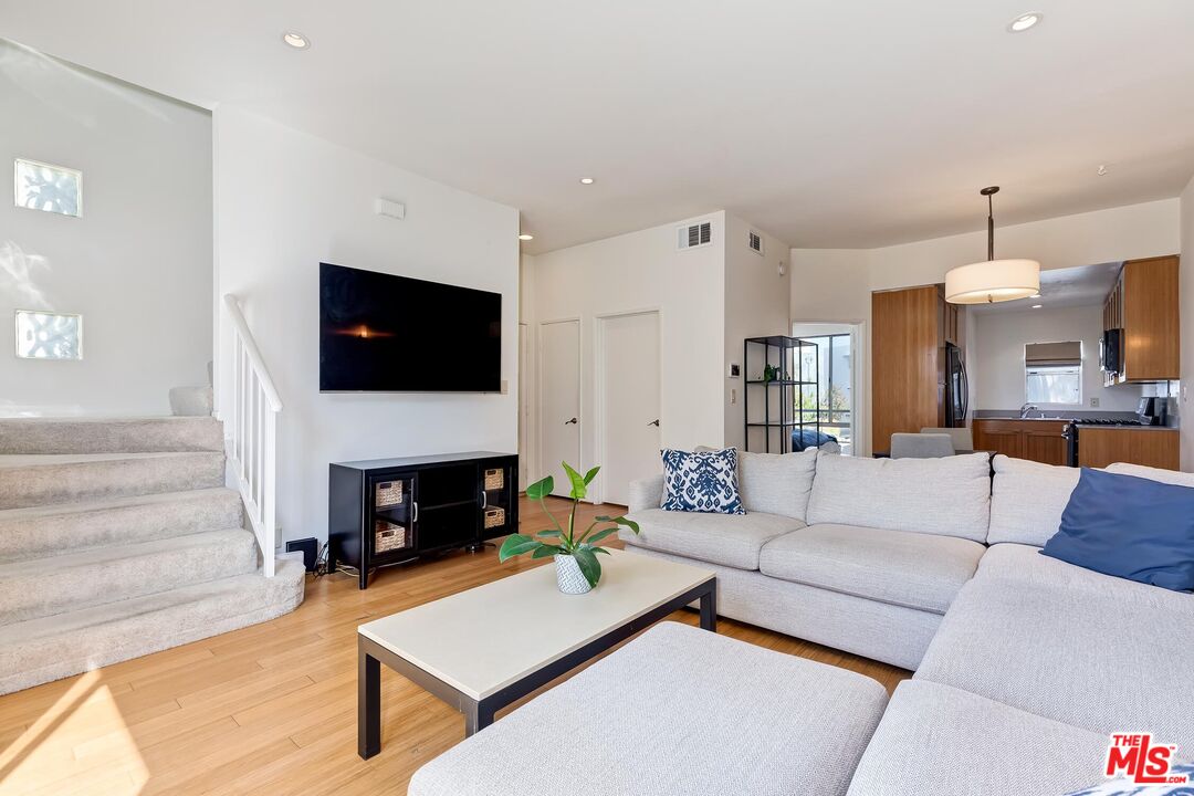 1060 Everett Pl Unit: 5