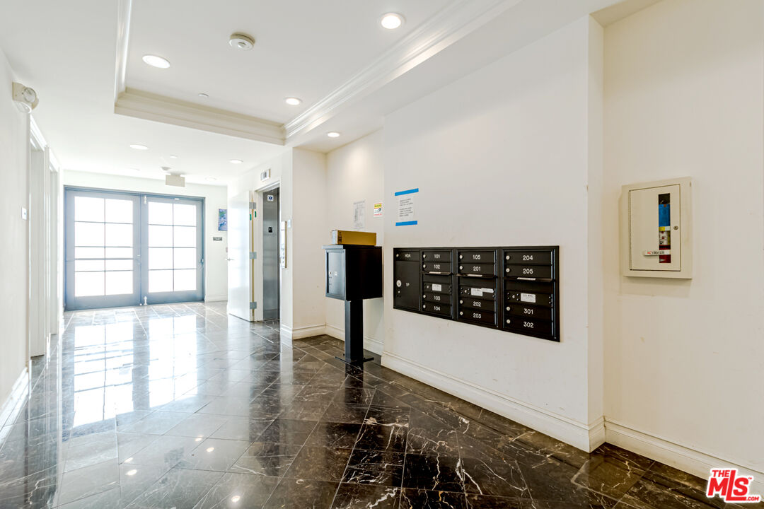 4661 Wilshire Blvd Unit: 104