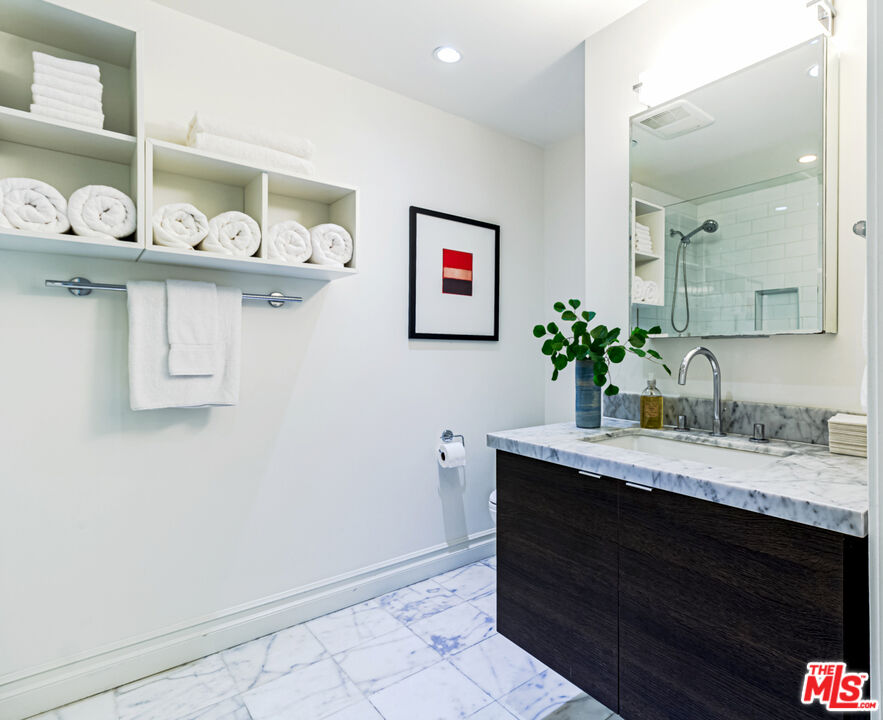 4661 Wilshire Blvd Unit: 104