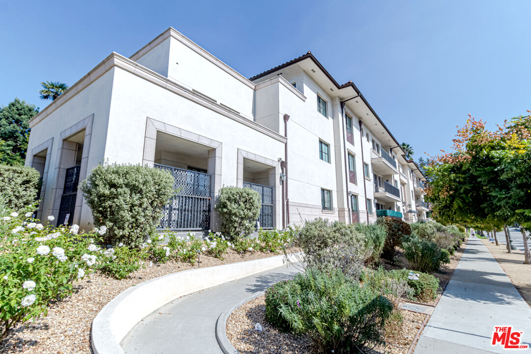 4661 Wilshire Blvd Unit: 104