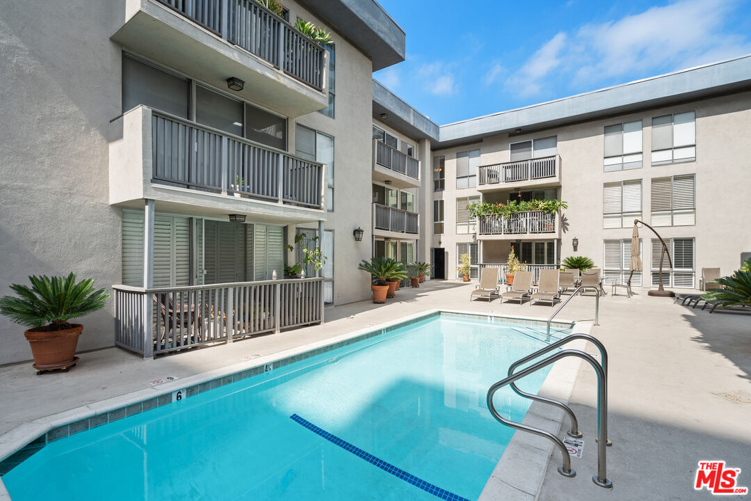 1134 Alta Loma Rd Unit: 204