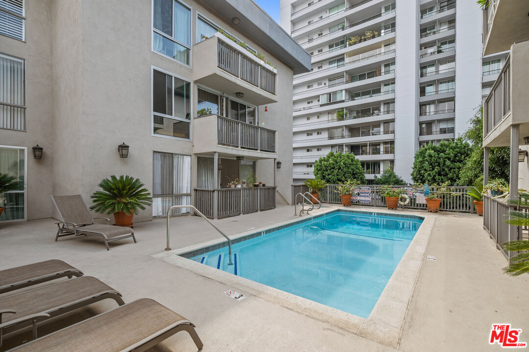 1134 Alta Loma Rd Unit: 204