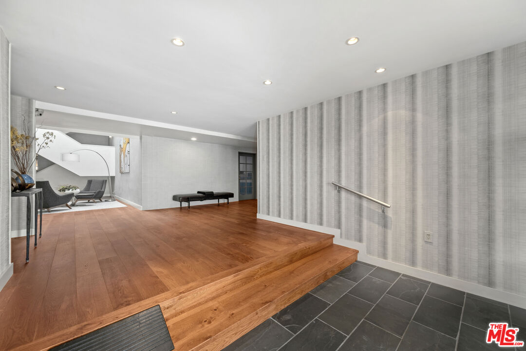 1134 Alta Loma Rd Unit: 204