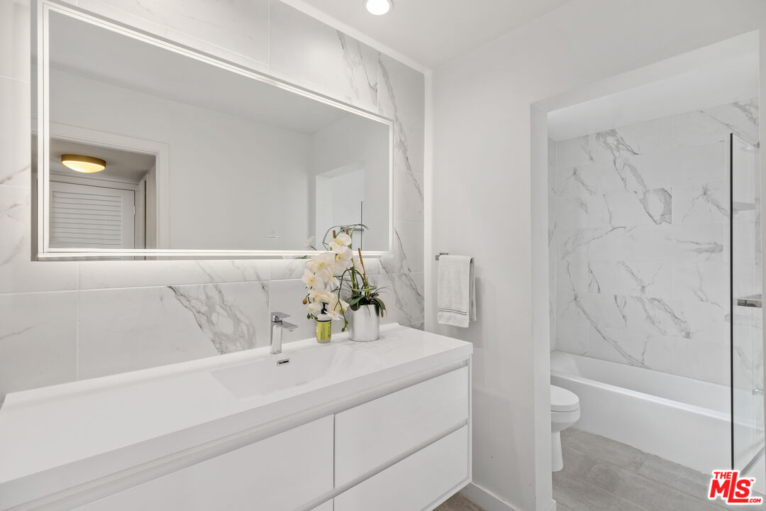 1134 Alta Loma Rd Unit: 204