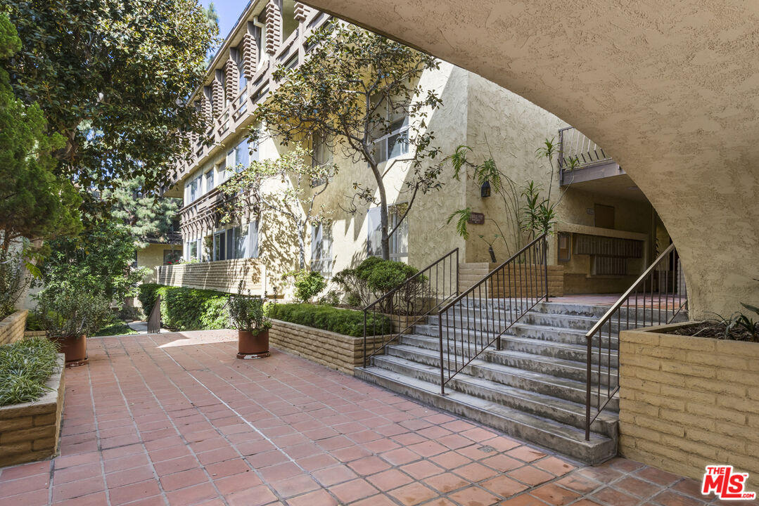 6275 Canterbury Dr Unit: 202