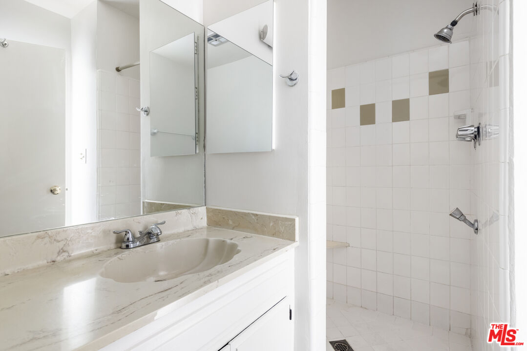 6275 Canterbury Dr Unit: 202