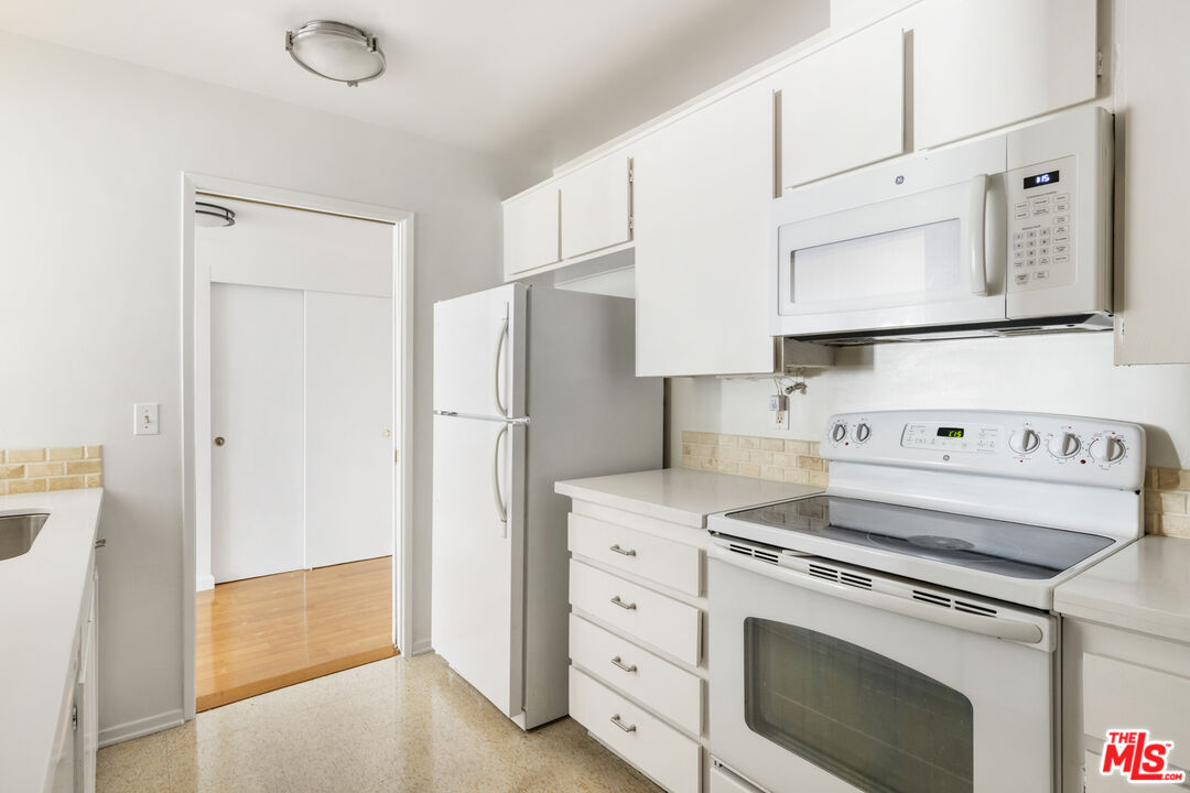 6275 Canterbury Dr Unit: 202