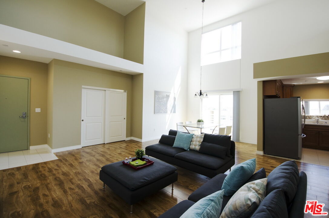 546 N Oxford Ave Unit: 206