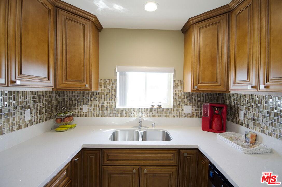 546 N Oxford Ave Unit: 206