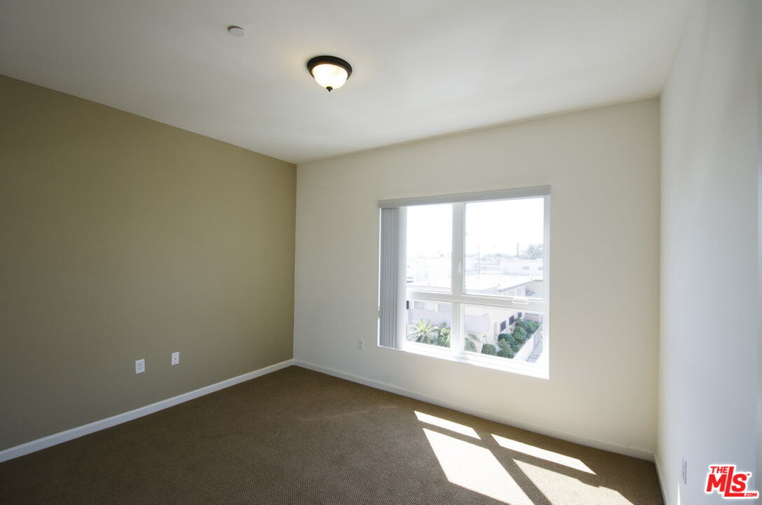 546 N Oxford Ave Unit: 206