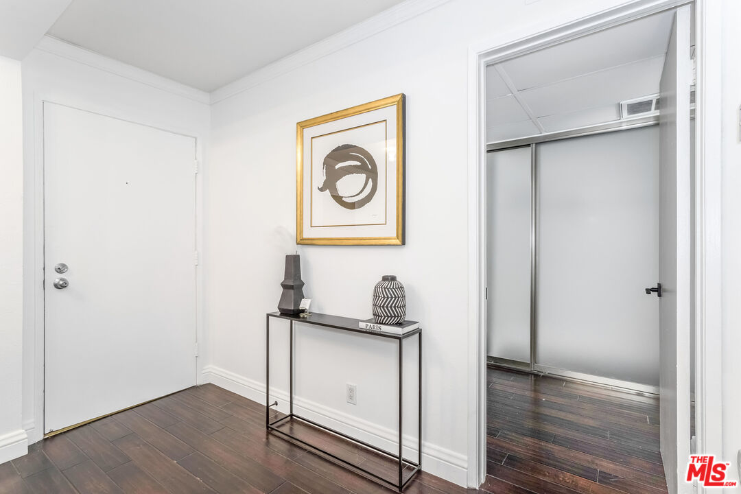 950 N Kings Rd Unit: 260