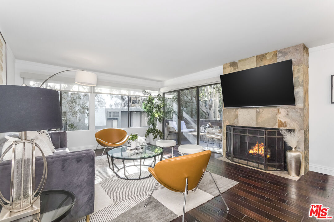 950 N Kings Rd Unit: 260