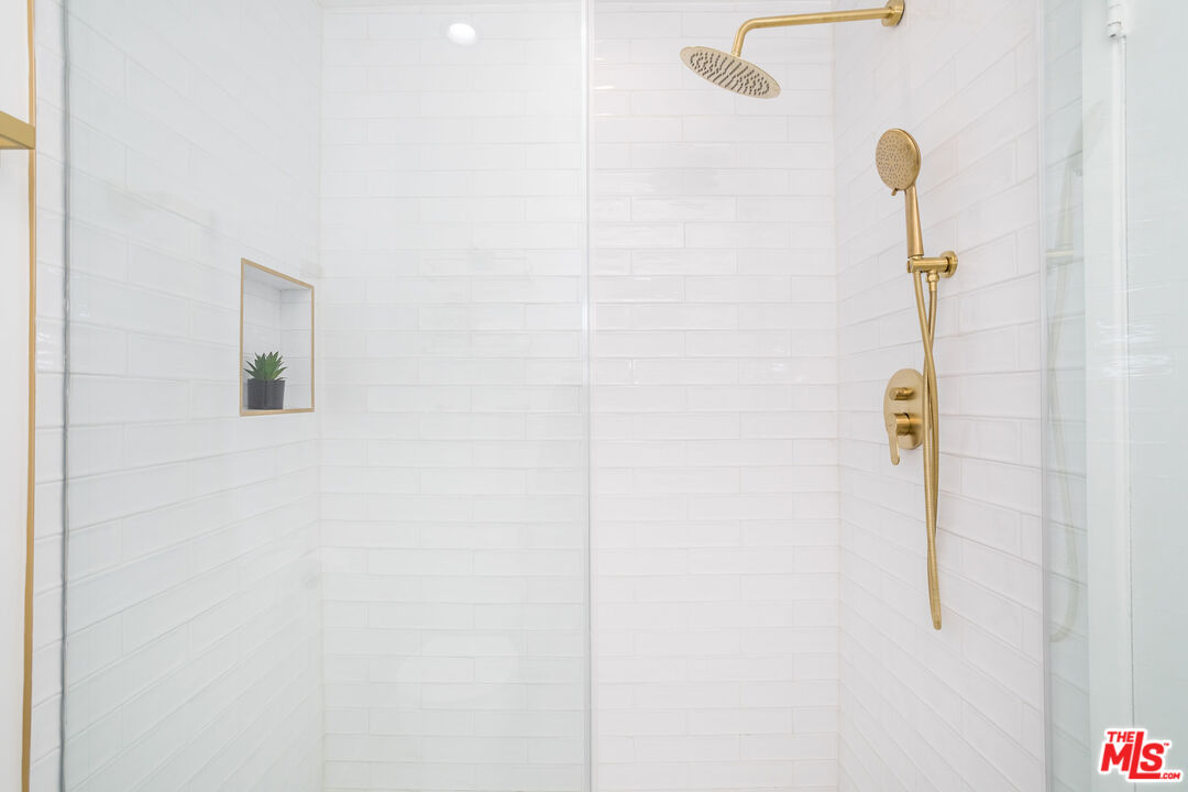 950 N Kings Rd Unit: 260