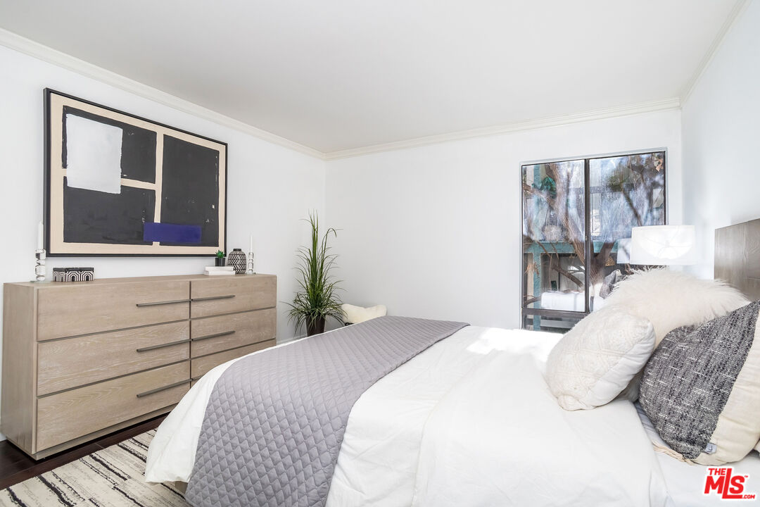 950 N Kings Rd Unit: 260