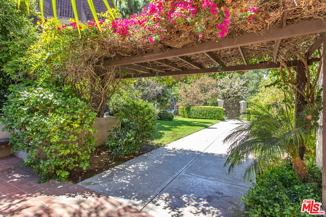 950 N Kings Rd Unit: 260