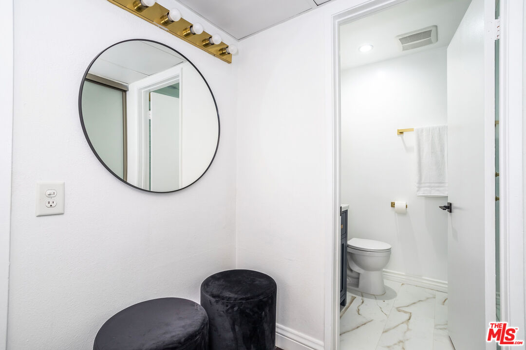 950 N Kings Rd Unit: 260