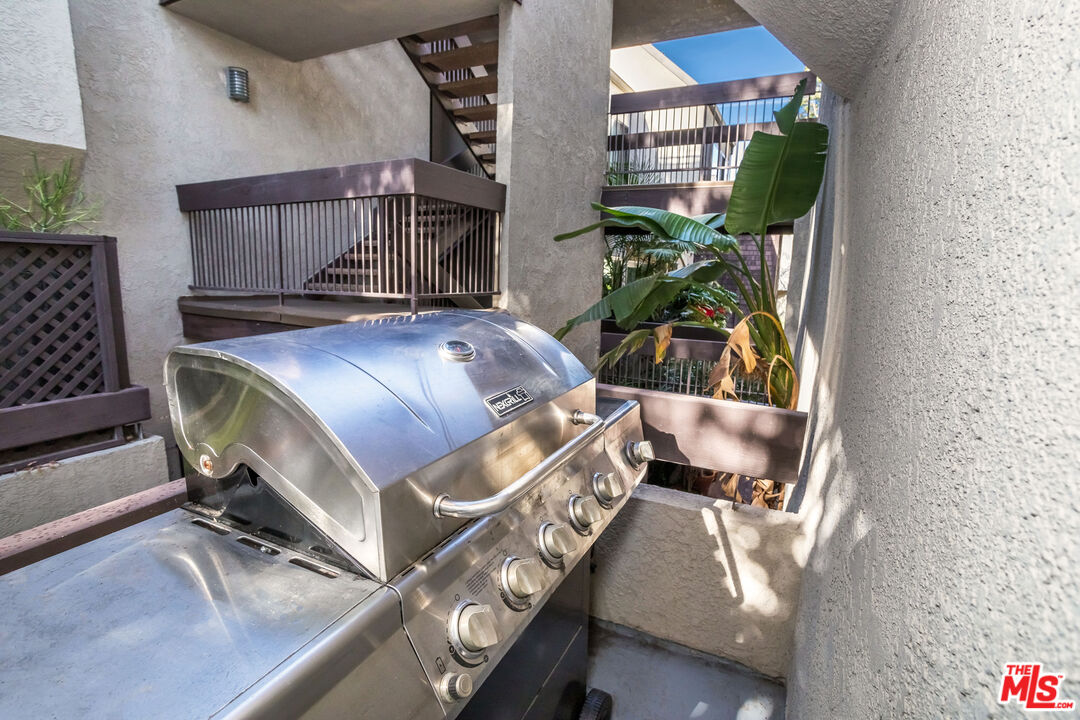 950 N Kings Rd Unit: 260