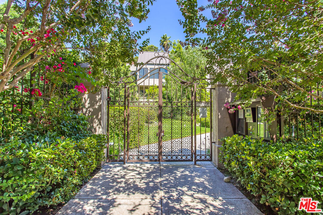 950 N Kings Rd Unit: 260