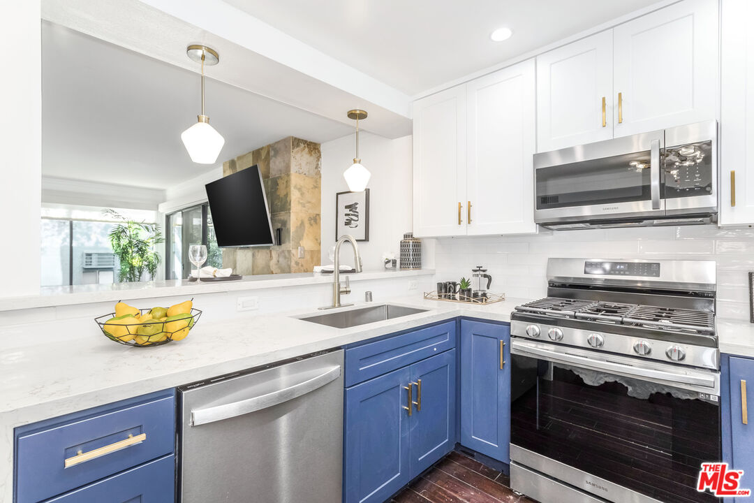 950 N Kings Rd Unit: 260