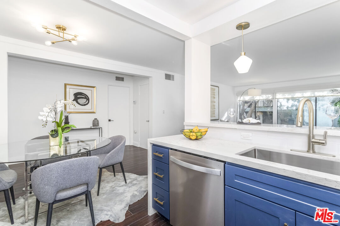 950 N Kings Rd Unit: 260