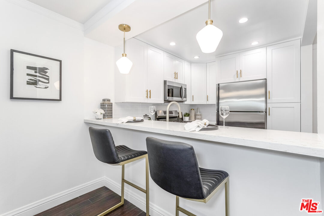 950 N Kings Rd Unit: 260