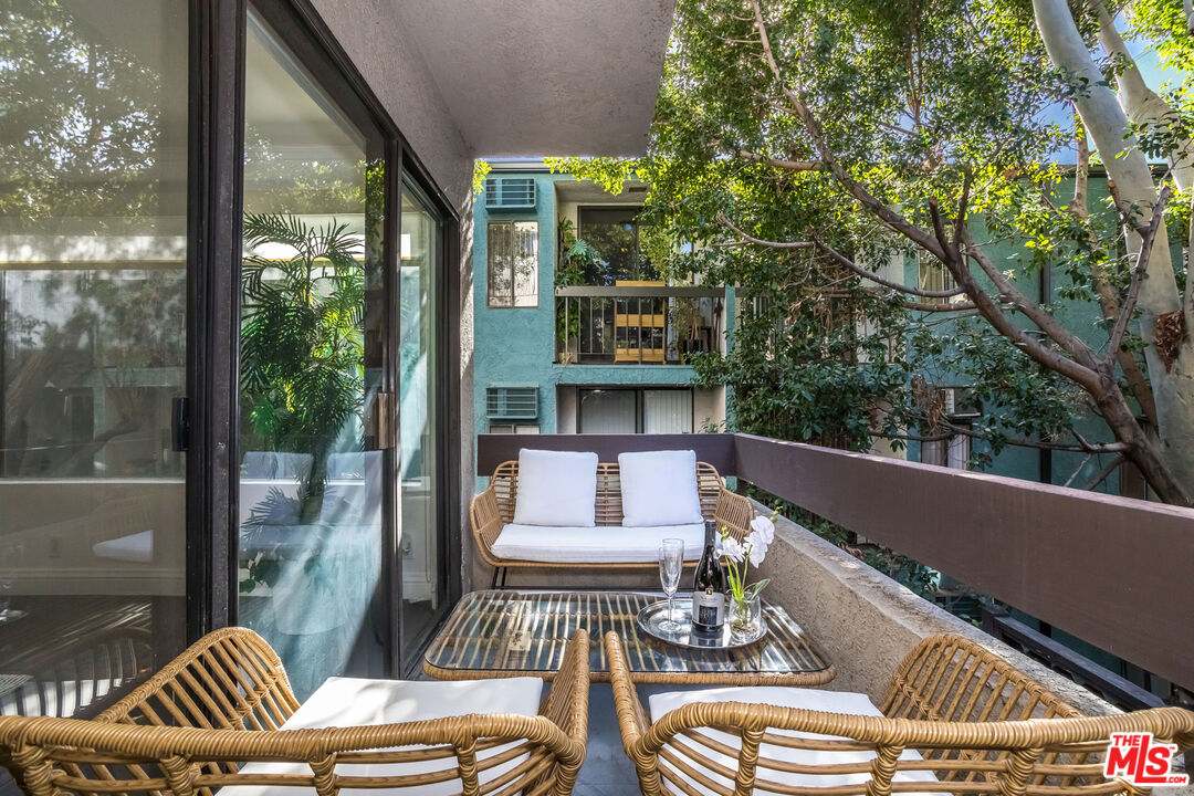 950 N Kings Rd Unit: 260