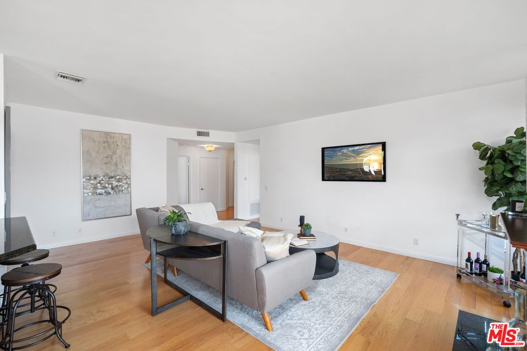 1425 N Detroit St Unit: 301