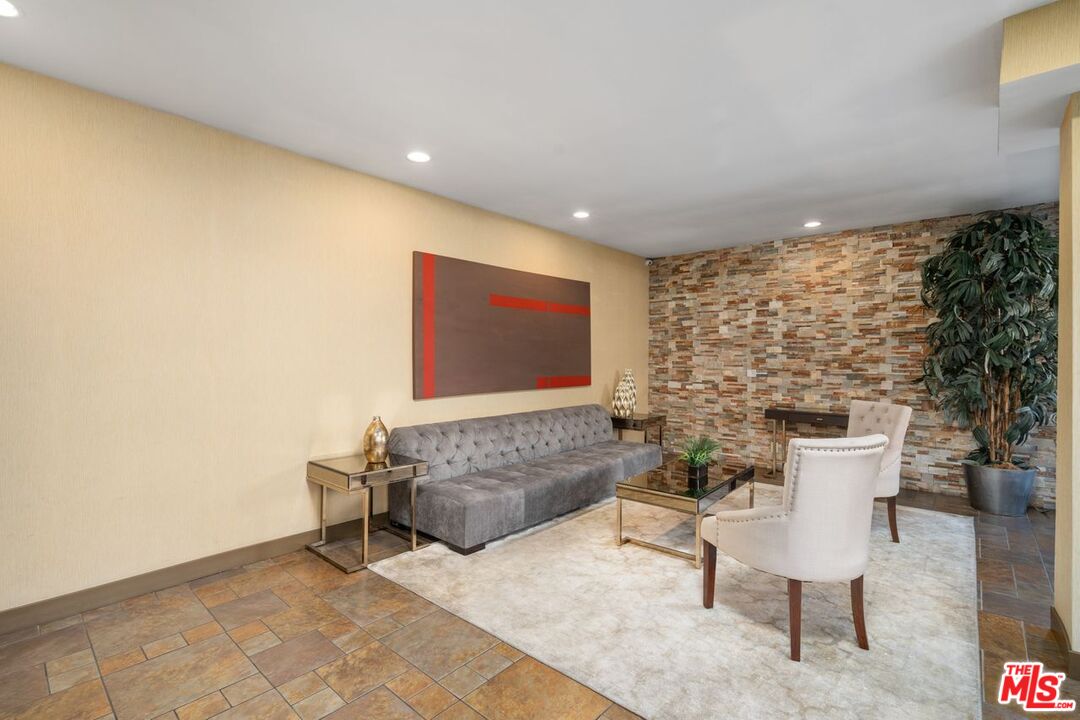 1425 N Detroit St Unit: 301