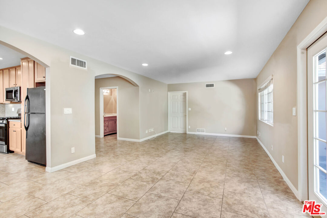 2623 S Beverly Dr