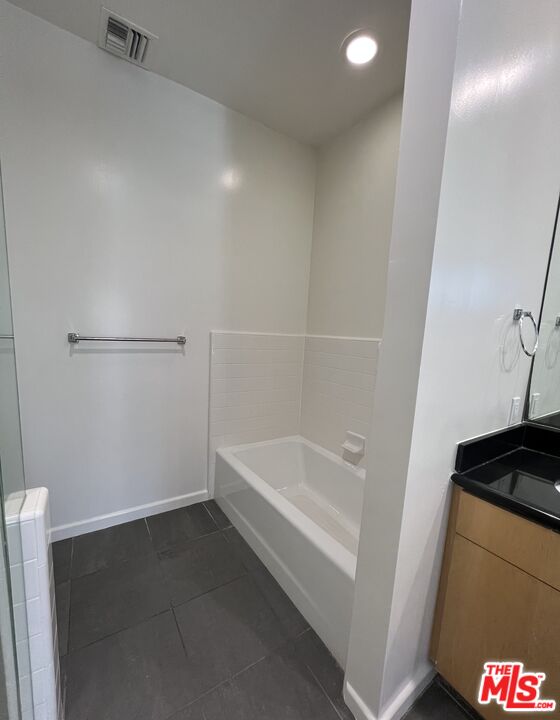 10911 Wellworth Ave Unit: 3B