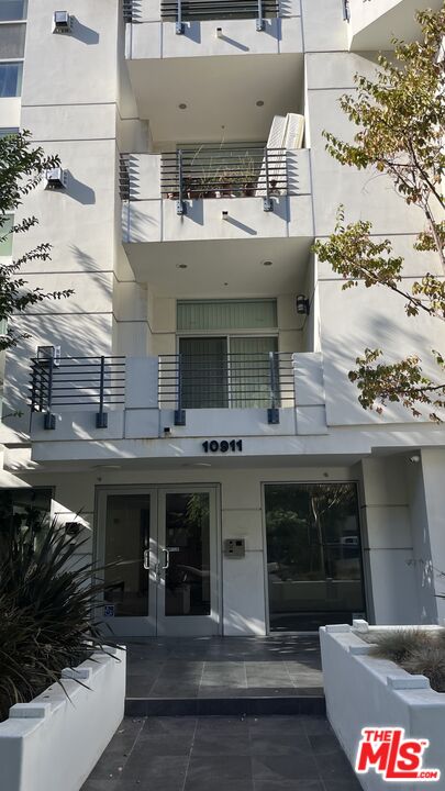 10911 Wellworth Ave Unit: 3B