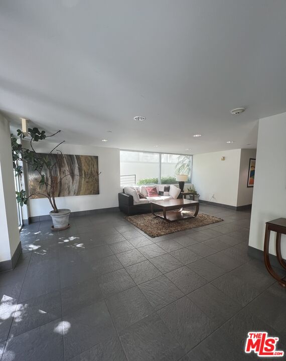 10911 Wellworth Ave Unit: 3B