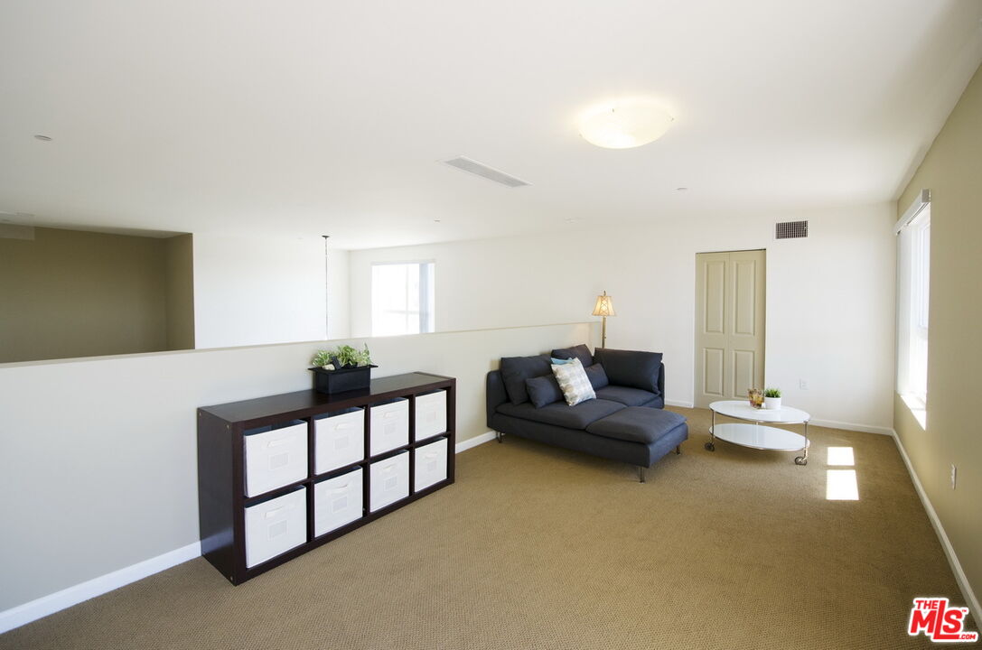 546 N Oxford Ave Unit: 309