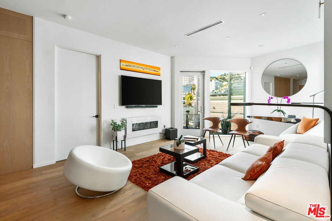 1030 N Kings Rd Unit: 403