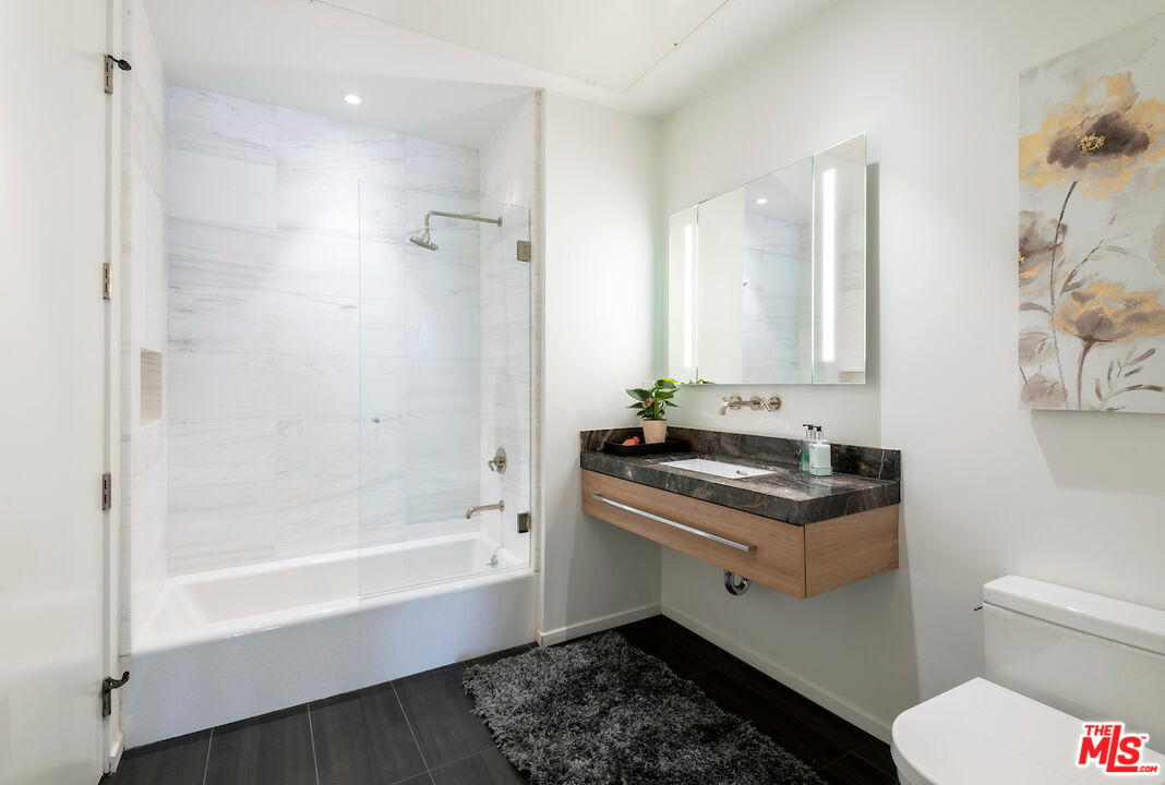 1030 N Kings Rd Unit: 403