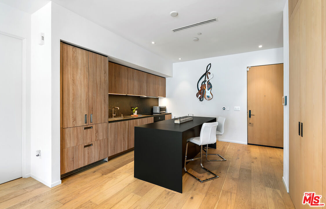 1030 N Kings Rd Unit: 403