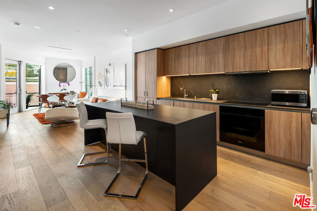 1030 N Kings Rd Unit: 403