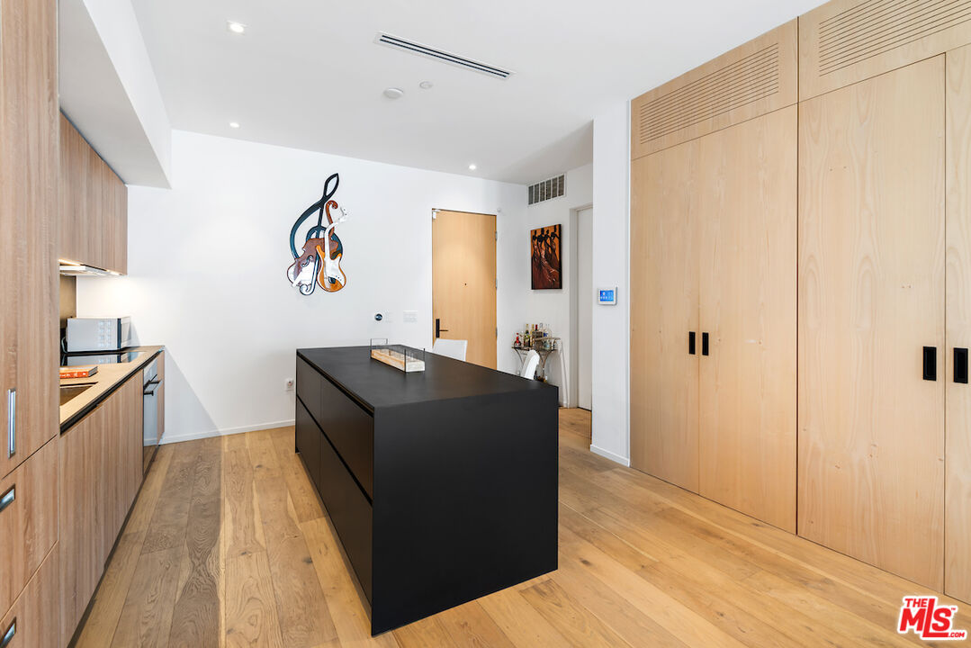 1030 N Kings Rd Unit: 403