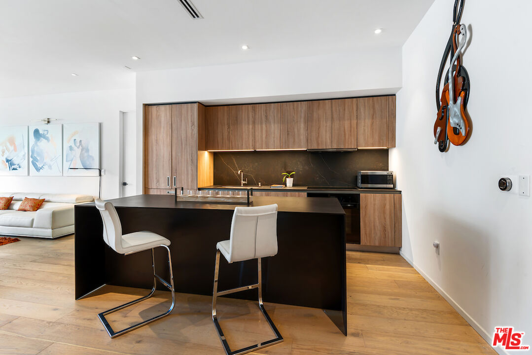 1030 N Kings Rd Unit: 403