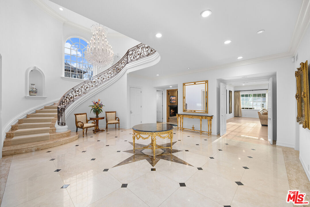 709 N MAPLE DR