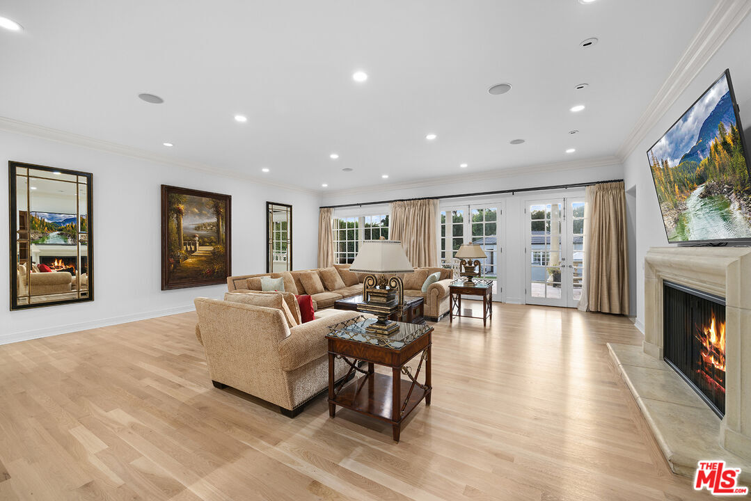 709 N MAPLE DR