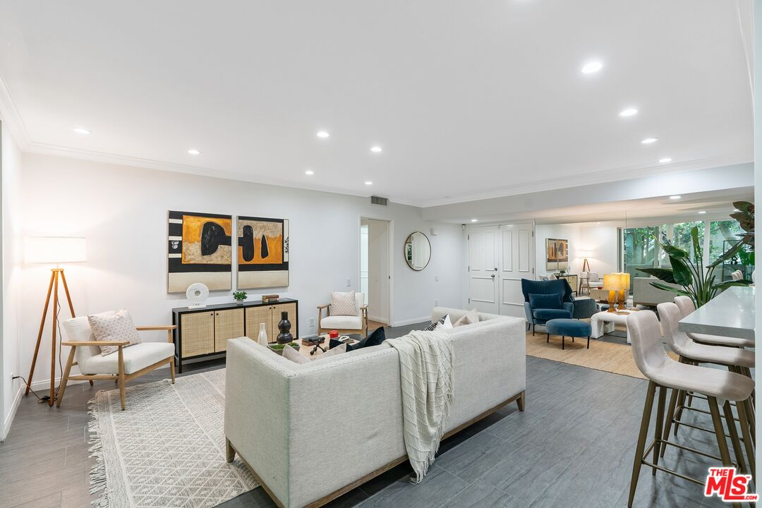 1015 N Kings Rd Unit: 110