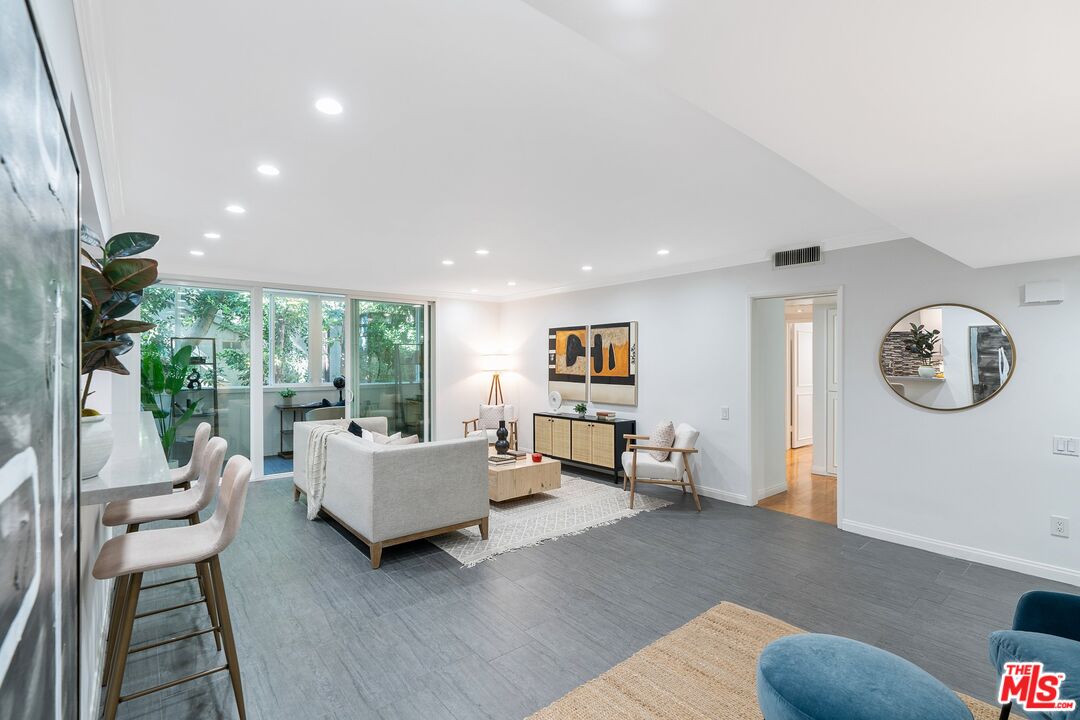 1015 N Kings Rd Unit: 110