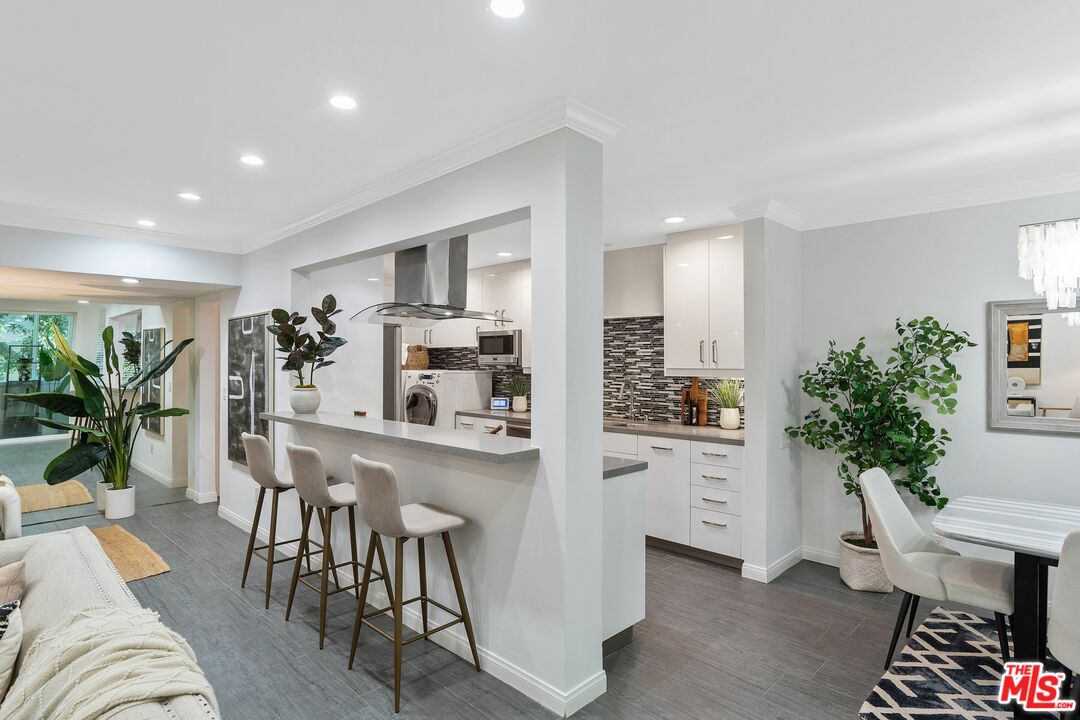 1015 N Kings Rd Unit: 110