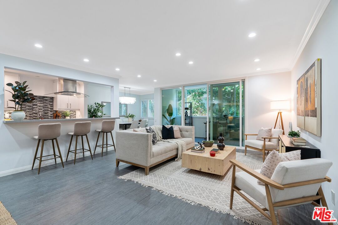 1015 N Kings Rd Unit: 110