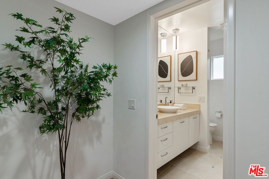 1015 N Kings Rd Unit: 110