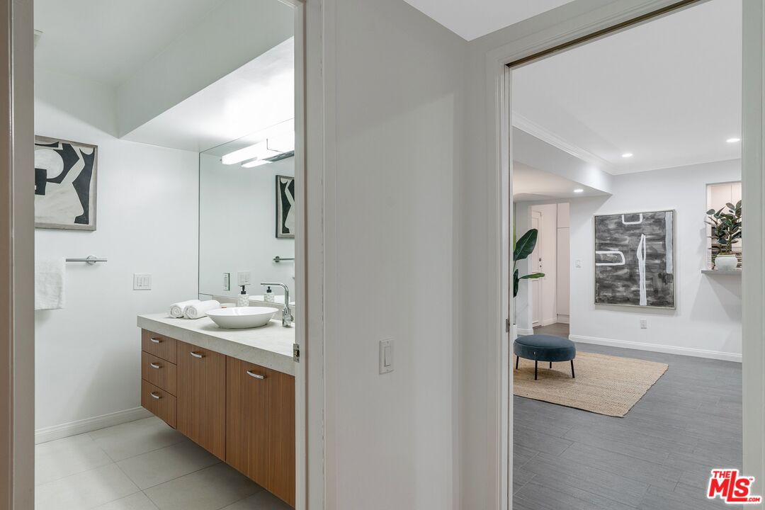 1015 N Kings Rd Unit: 110