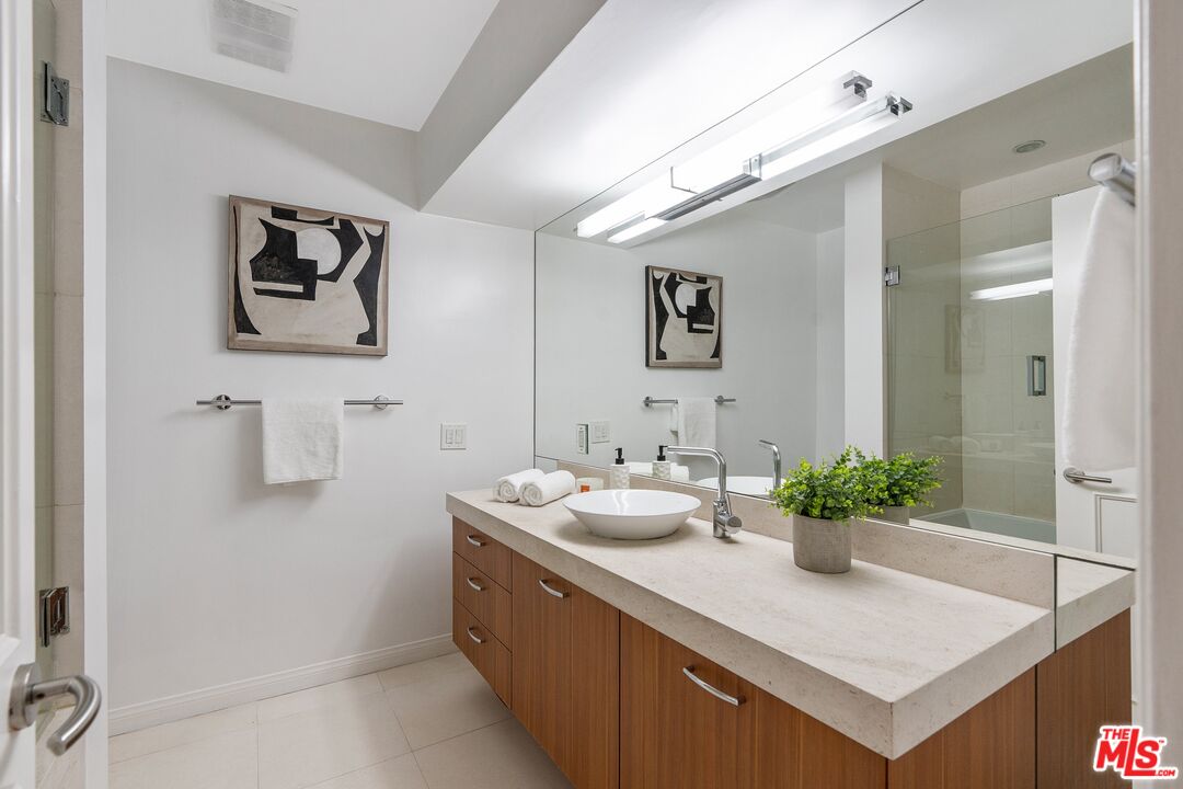 1015 N Kings Rd Unit: 110