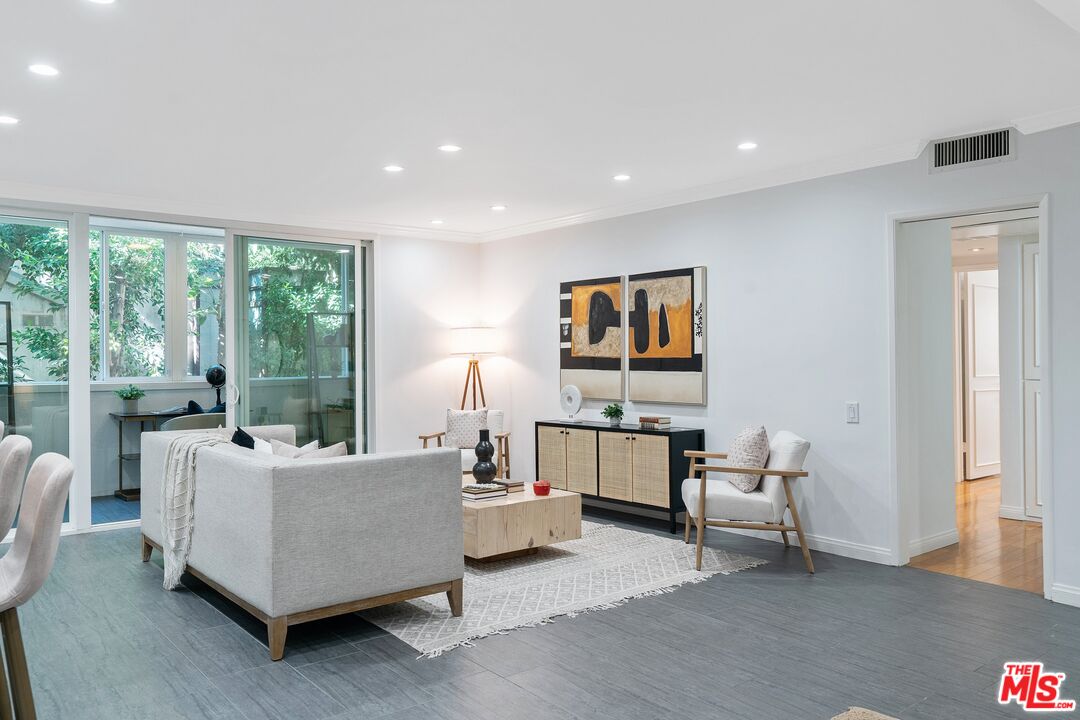 1015 N Kings Rd Unit: 110